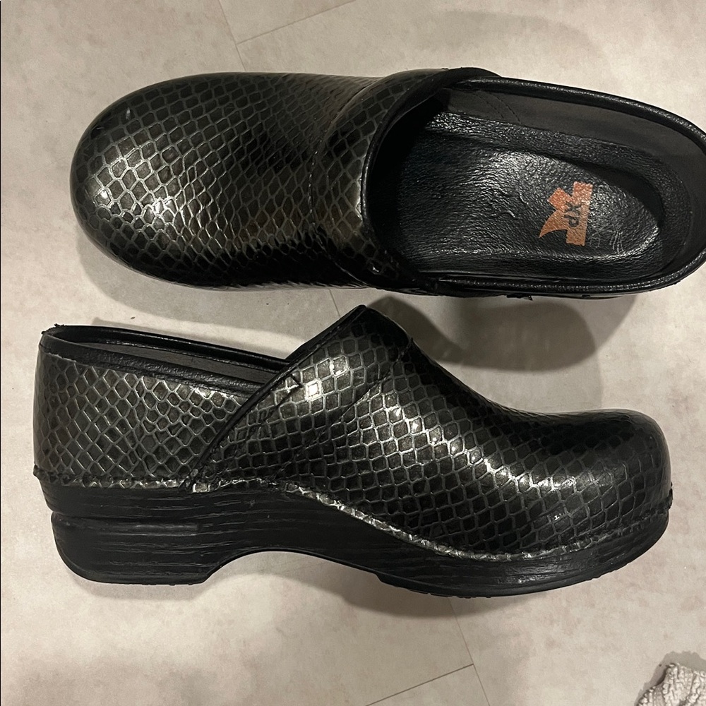 Dansko XP GREEN CROC Textured Clogs US 38